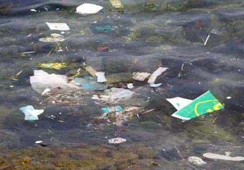 plásticos flotando en el mar