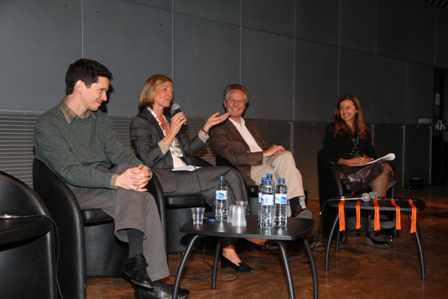 mesa redonda entre jóvenes y científicos