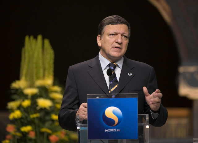 José manuel barroso con el logo de la presidencia sueca