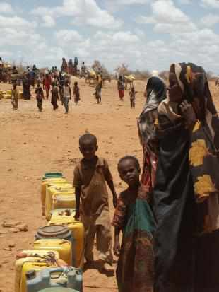 mujer y niños de un campo de refugiados