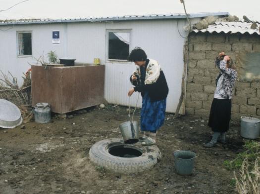 mujer y niña ante una chabola