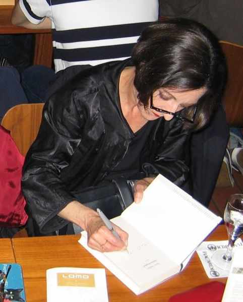 Herta Müller fimando libros