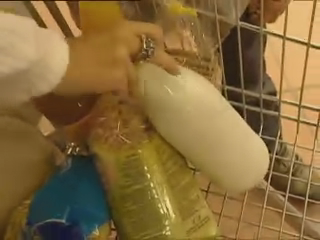 botella de leche en carrito de la compra