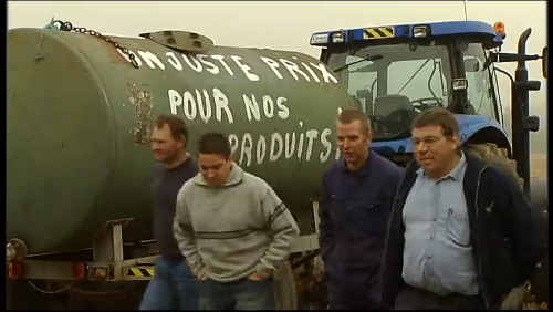 manifestantes ante los camiones de leche