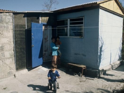 niños ante una chabola