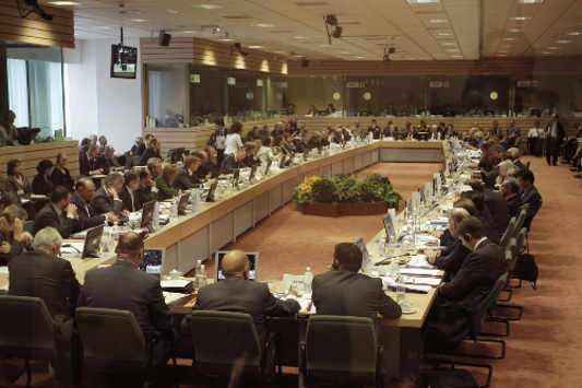 Mesa de reunión de ministros de defensa en el Parlamento europeo