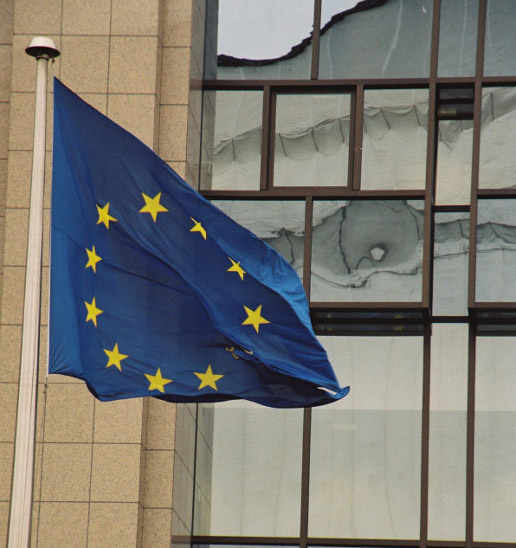 bandera de la UE reflejándose en las cristaleras del Consejo de Europa 