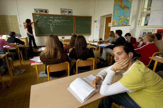 chicos y chicas en una clase