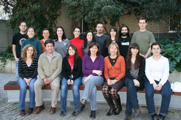 grupo de investigadores en el jardín de la Universidad de Valencia