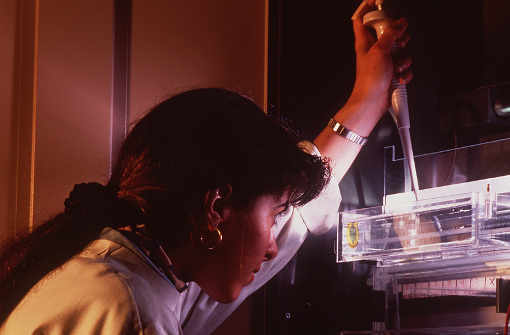 mujer en laboratorio