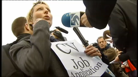 una joven europarlamentaria habla con un periodista