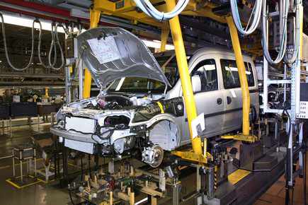 fabricando un Opel en la fábrica de Figueruelas