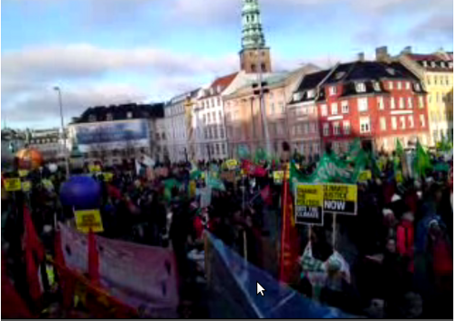 manifestantes frente al Parlamento de Copenhague