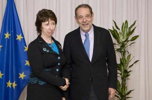 Javier Solana da la mano a Catherine Ashton