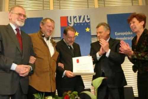 Javier Solana recogiendo un premio