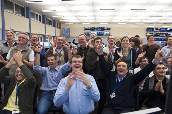 trabajadores del CERN aplauden cuando la máquina bate el récord