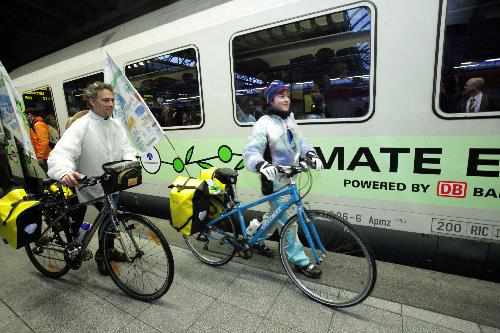 tren en la estación, dos ciclistas que van a subir