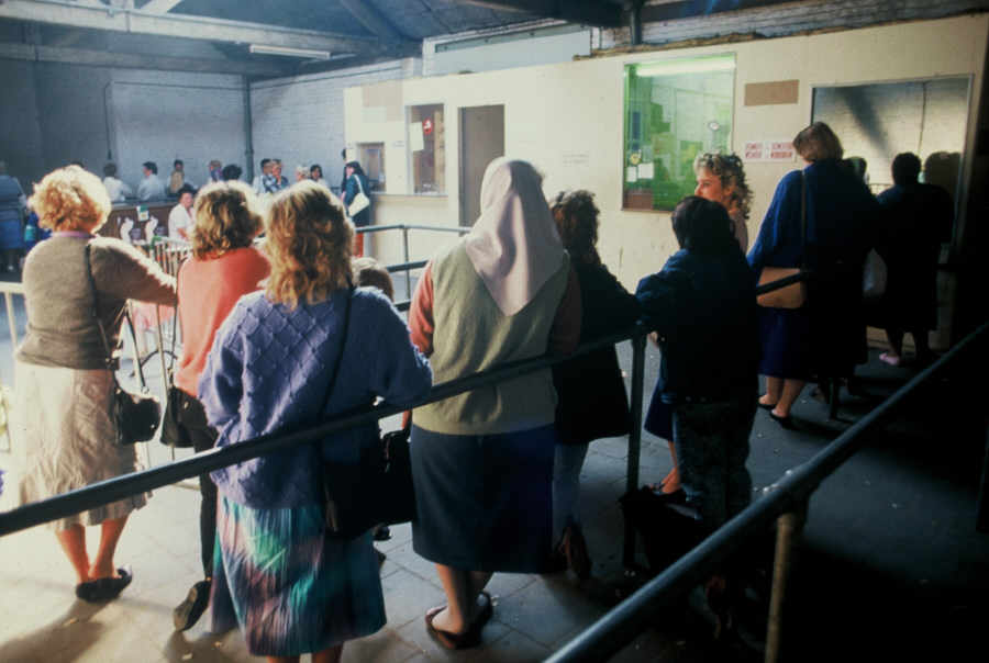 mujeres en la cola del paro