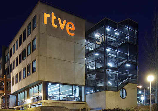 edificio de TVE de noche