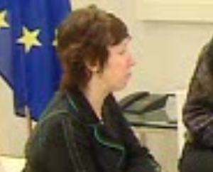 Catherine Ashton con la bandera de Europa detrás