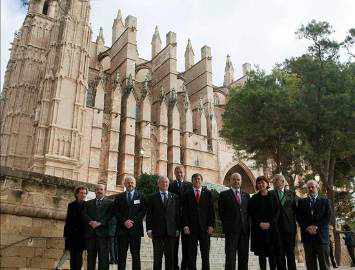 Foto de familia de la reunión ante la catedral de Palma