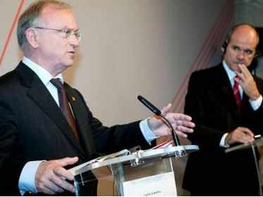 Luc Van den Brande y Manuel Chaves en rueda de prensa