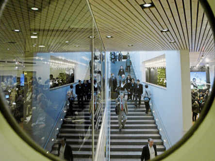 Escalera del edificio en el que se celebra el Foro de Davos