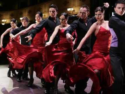 un grupo de bailaoras y bailaores en rojo y negro