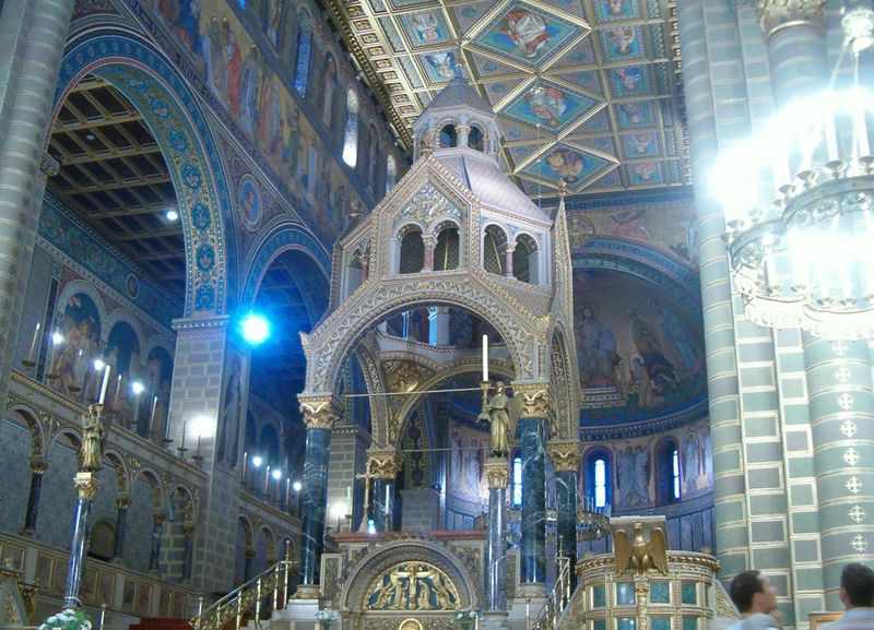 interior de la catedral con un cierto aire bizantino