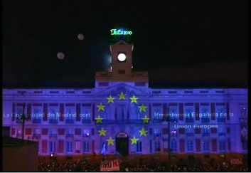 Edificio de Correos con la bandera de la UE en su fachada