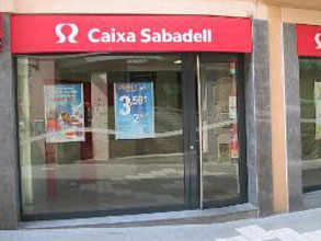 fachada de una sucursal de caja Sabadell