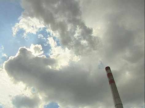 una chimenea despidiendo humo