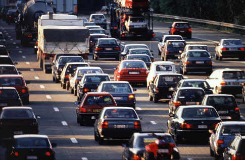 autopista llena de coches