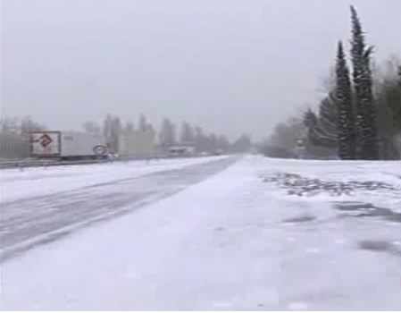 una carretera nevada