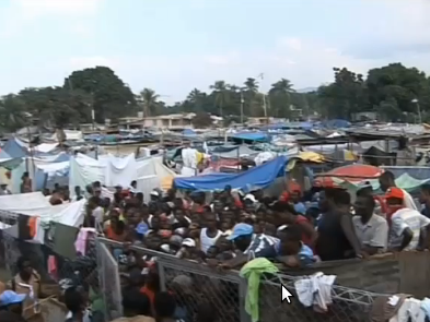 haitianos tras una alambrada esperan ayuda