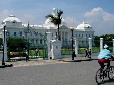 Edificio blanco tras una verja