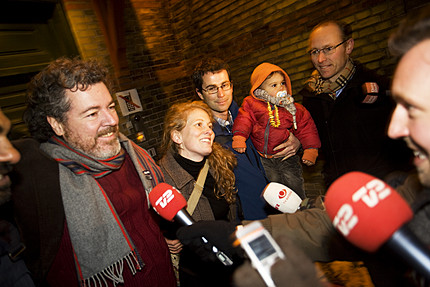 Juan López de Uralde y sus compañeros, uno de ellos lleva un bebé