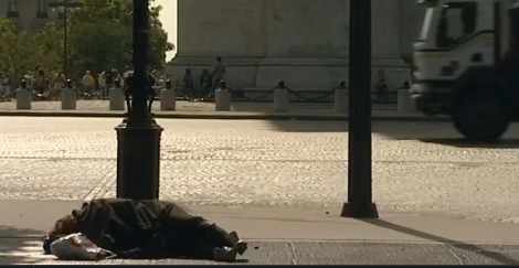 un mendigo durmiendo en mitad de la calle