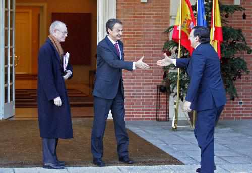 Rodríguez Zapatero recibe en la puerta de la Moncloa a Van Rompuy y Durao Barroso