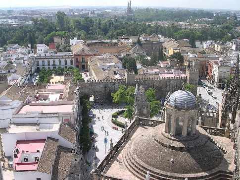 Vista de los tejados de Sevilla, con la catedral en primer plano