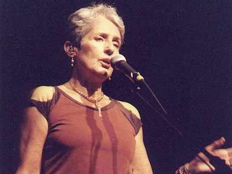 Joan Baez en una actuación en 2003