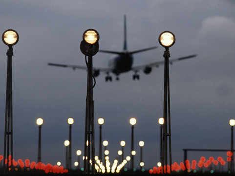 un avión volando de noche