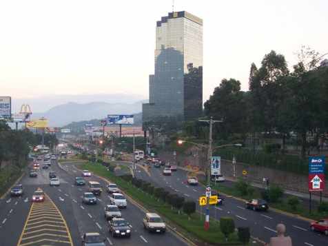 Una gran avenida con rascacielos a los lados