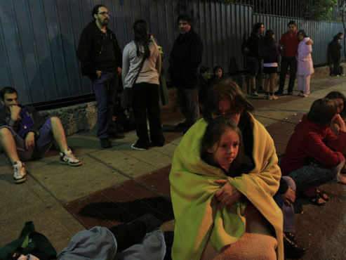 grupos de personas en la calle abrigados con mantas