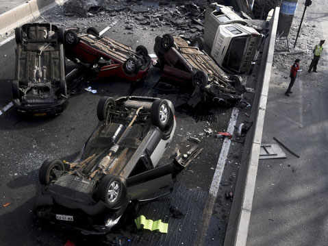 coches volcados en mitad de una autopista