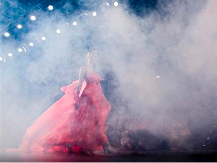 modelo en la pasarela envuelta en humo