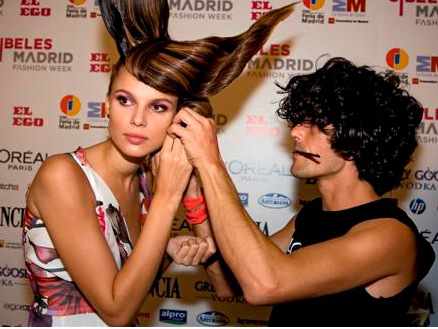 Peluquero dando los último toques a una modelo