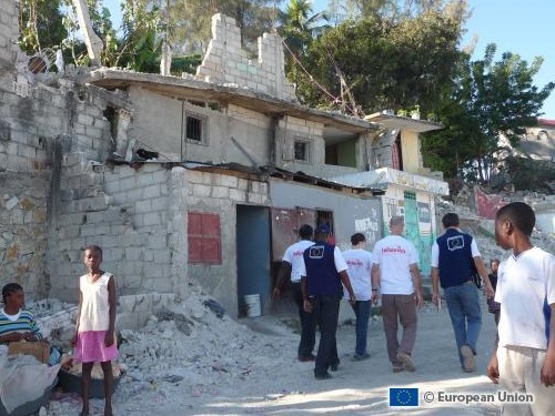 Trabajadores de la UE caminan sobre casas destrozadas