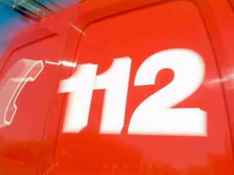 trasera de una ambulancia roja con el número 112