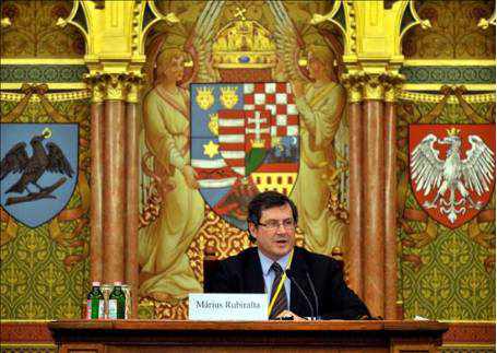 el secretario de estado español dictando su conferencia